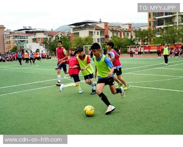 快乐足球在校园小学生的足球梦想与成长之路 快乐足球在校园小学生的足球梦想与成长之路
